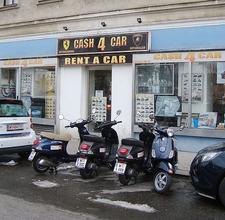 CA$H4CAR - Außenansicht - 3 Vespa-Roller und ein Smart